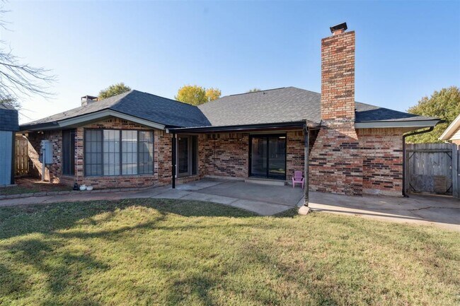 Building Photo - 805 Arlington Dr