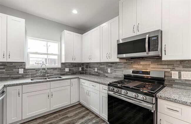 Building Photo - 8204 Moon Beam St