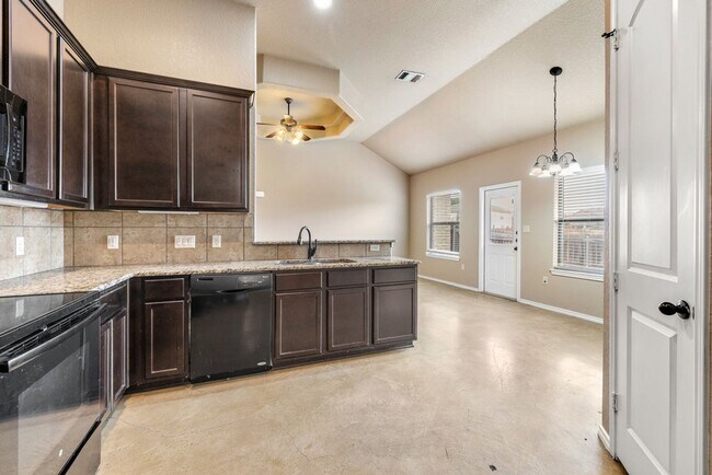 Building Photo - 3 BEDROOM DUPLEX LOCATED IN NEW BRAUNFELS, TEXAS!
