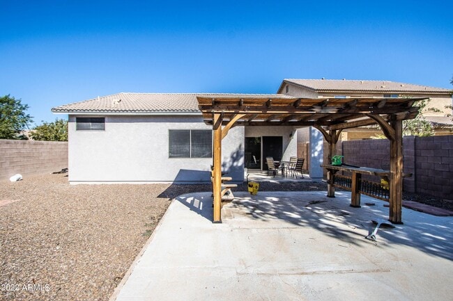 Building Photo - 44629 W Santa Fe St