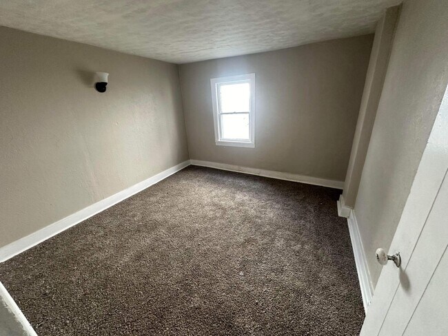 Building Photo - 3 Bedroom | 1 Bathroom | $1,500
