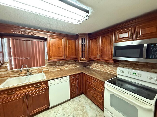 Building Photo - 9357 Fontainebleau Blvd