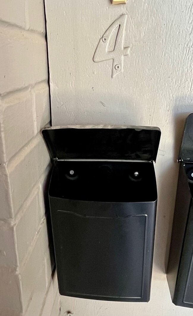 Building Photo - Move In Special! *LOCATION* Fabulous 1/1 with extra space ONE BLOCK off the St Mary's strip and c...