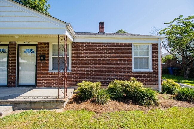 Building Photo - Charming 2-Bedroom Duplex in Rosewood – Available July 2026!