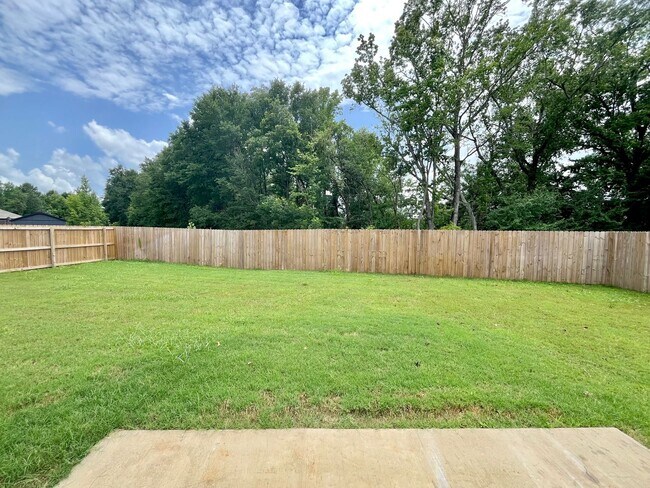 Building Photo - 202 S Rainbow Dr