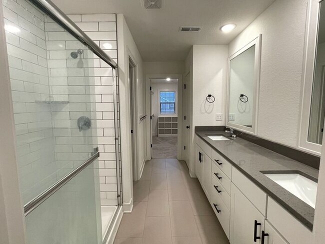 Building Photo - Gorgeous 3 bedroom / 2/5 bath in Park Hill schools!