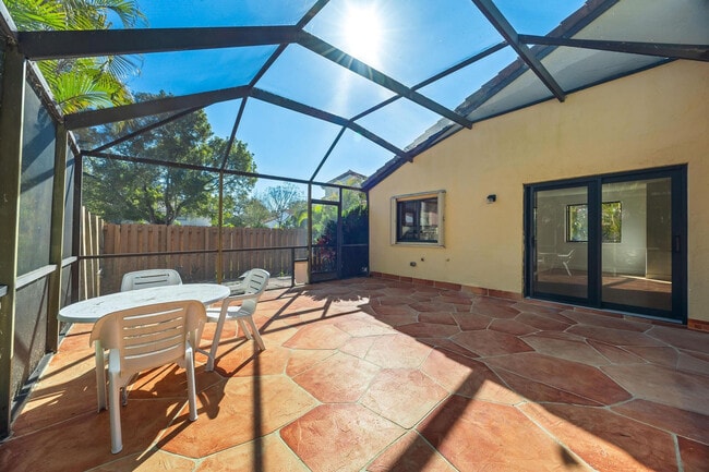 Building Photo - 2925 Azalea Dr