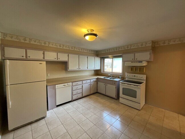 Building Photo - 4 Bedroom Single Story Home Available Near...
