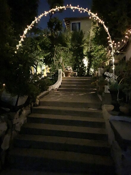 Building Photo - 2032 Vista Del Mar Ave