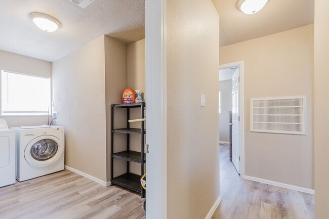 Building Photo - 1304 Hendrix Ave