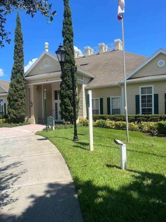 Building Photo - 4-bedroom, 3-bathroom townhouse in Kissimmee !