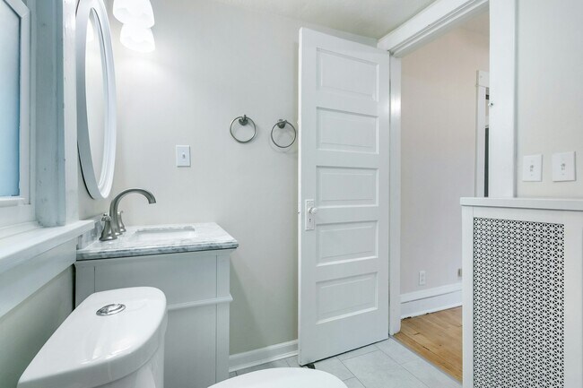 Building Photo - 2446 E Johnson St