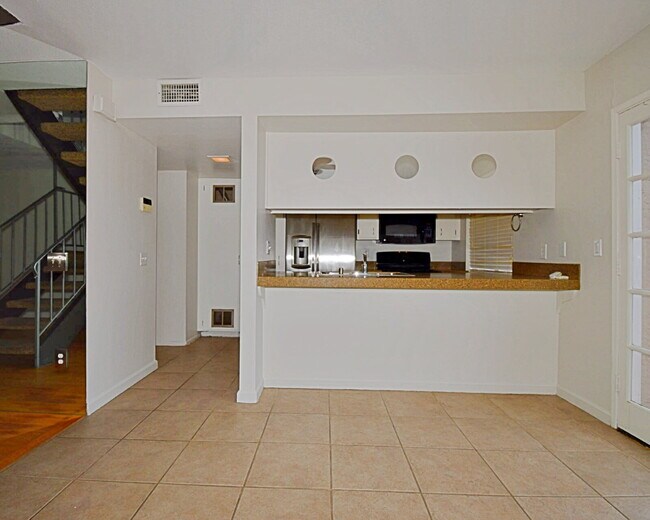 Building Photo - "Discover Your Oasis: Spacious 3-Bed Condo with Granite Touches in Palm Springs!"