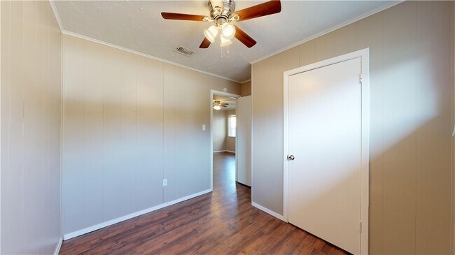 Building Photo - 204 Lynn Dr