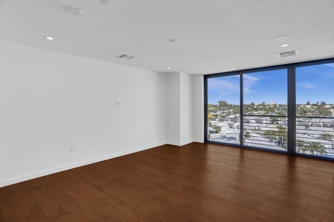 Building Photo - Gorgeous New Townhouse on the Beach