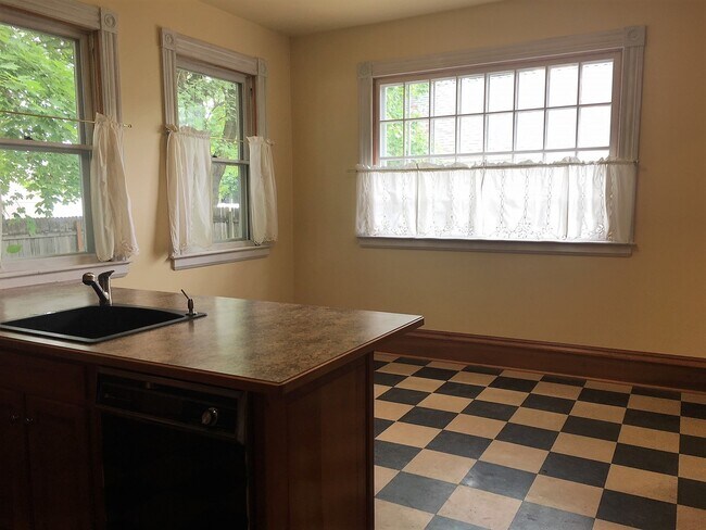 Building Photo - Northwest Gem: Spacious 4 Bedroom, 2 Bath Bungalow