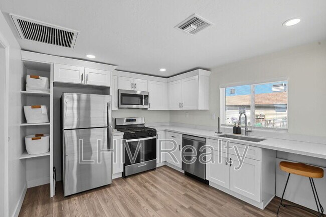 Building Photo - 436 S Oregon St