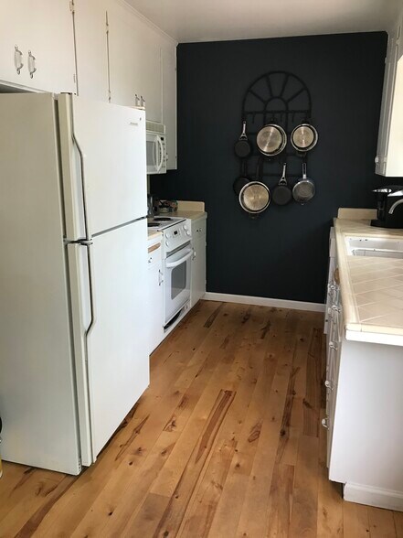 Kitchen - 775 Mark Twain Rd