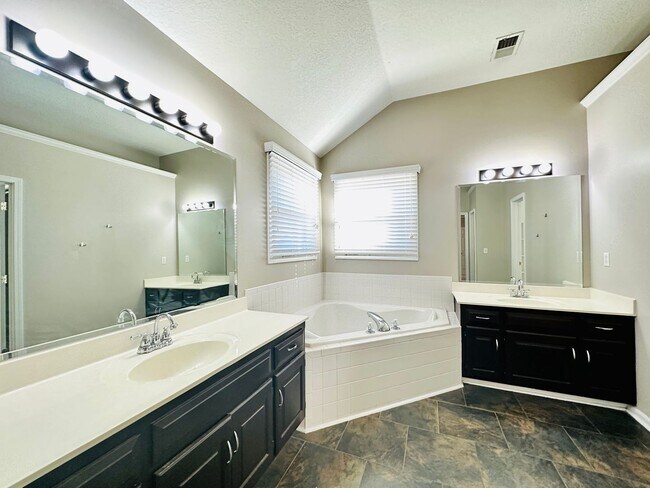 Building Photo - **BRAND NEW CARPETS** Beautiful Home in Bl...