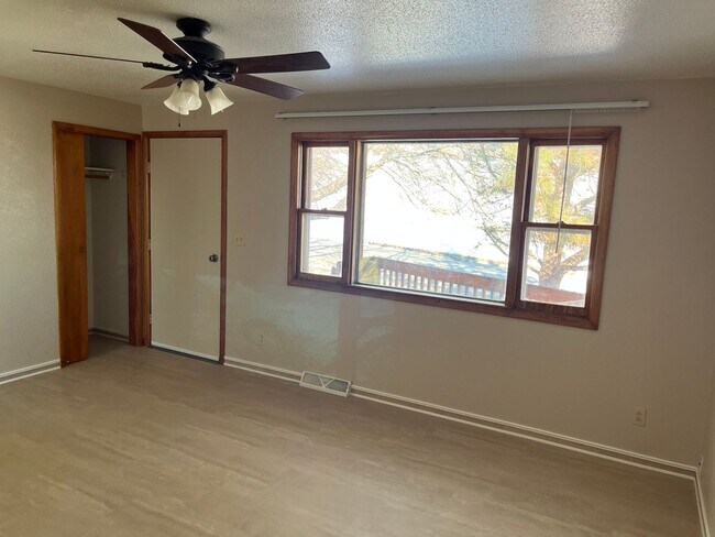 Building Photo - Private 4 bedroom and 2 bathroom home