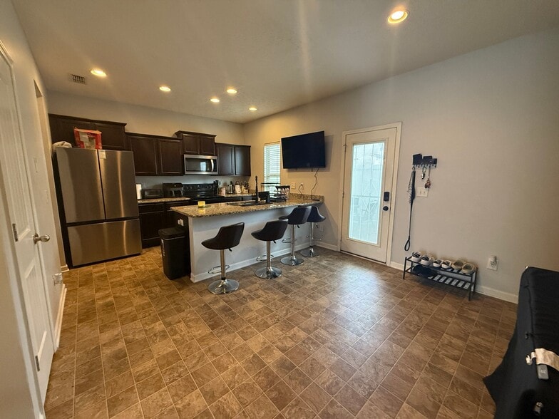 Building Photo - 1567 Sprucedale Dr