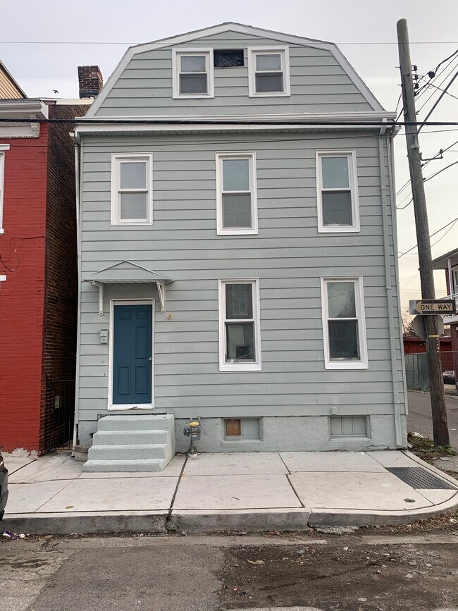 Building Photo - 446 Walnut St