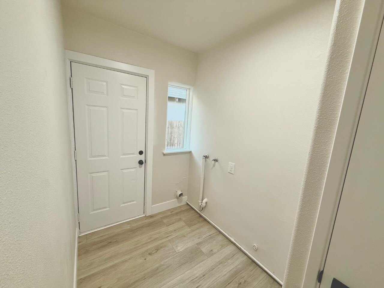 Building Photo - 1271 N Roosevelt Ave