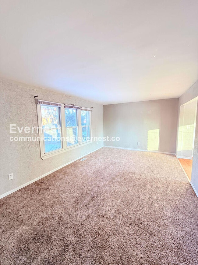 Building Photo - 4 Bed/1 Bath Home with Off-Street Parking / Pet-Friendly / Vouchers Accepted / Available Now!