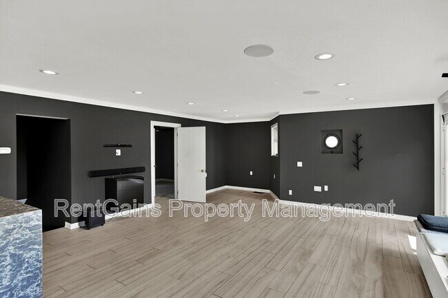 Building Photo - 5084 Atlantic View