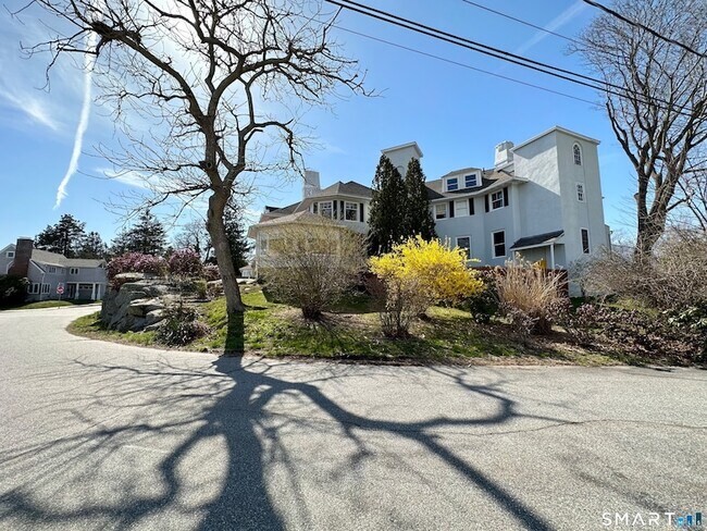 Building Photo - 40 Parkway S