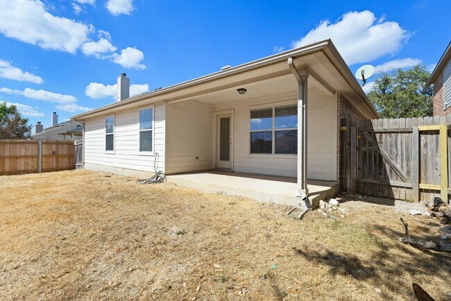 Building Photo - Charming Home Awaits: Spacious & Modern Li...