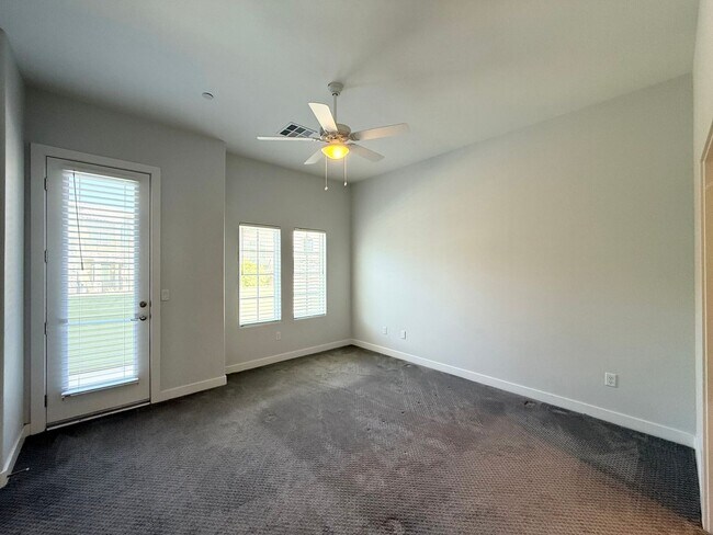 Building Photo - 3/BD 2.5/BA Sleek Townhome with High Ceili...
