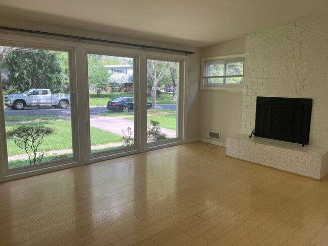 Building Photo - Spacious Split Level