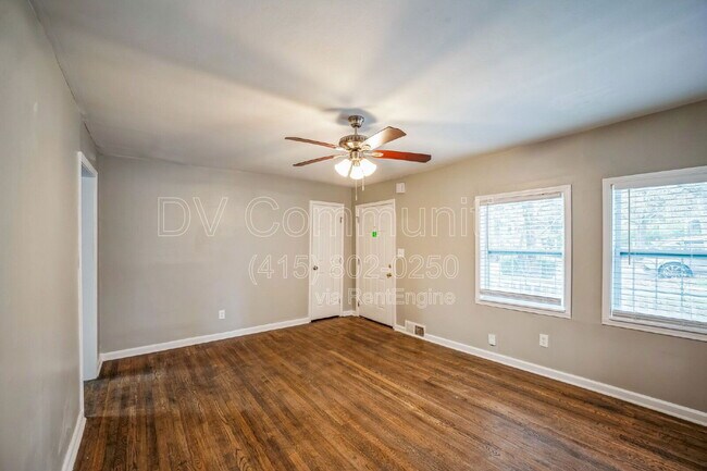 Building Photo - 927 Byron Dr SW