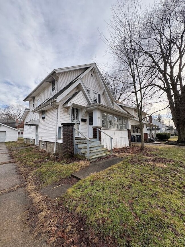 Building Photo - Large 4 bedrooms 1 full bathroom home for rent