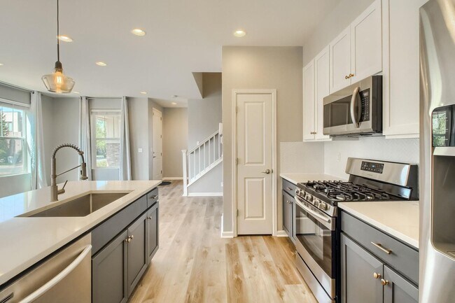 Building Photo - 3 Bed 2.5 Bath End Unit Home with FENCED Y...