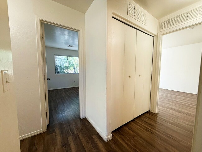 Building Photo - "Spacious 4-Bedroom Townhouse in Prime Phoenix Location – Quiet and Move-in ready!"