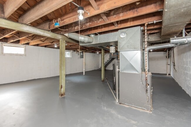 Building Photo - 320 Henquin Dr