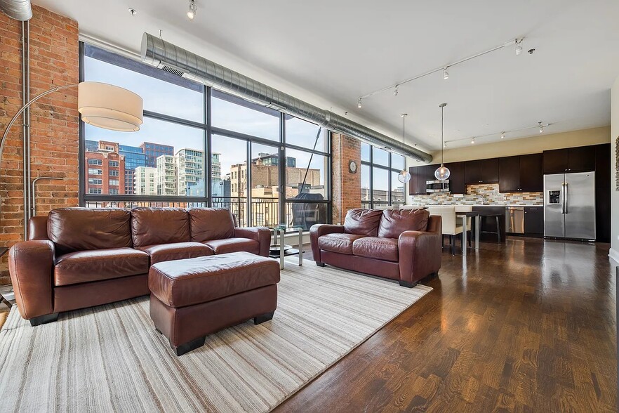 Spacious Living Area - 23 N Green St