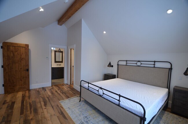 Building Photo - 300 Washington Rd