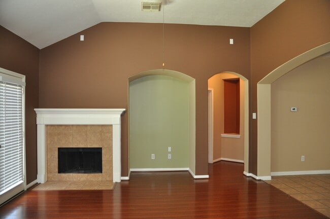 Building Photo - 2222 Drake Falls Dr