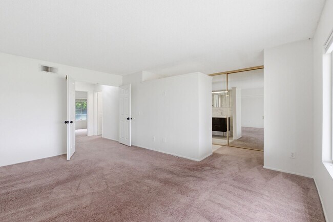 Building Photo - 5923 Burgundy Ave