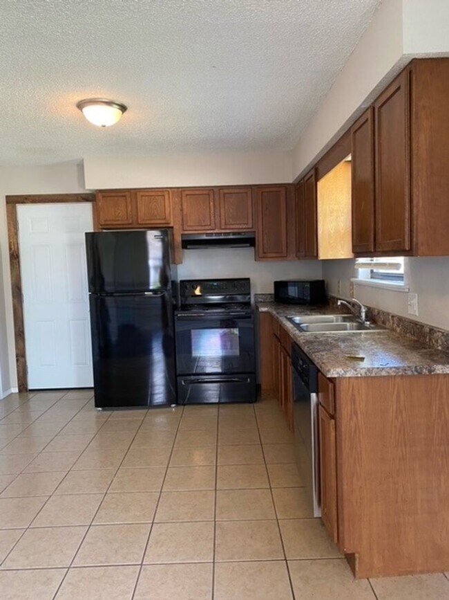 Building Photo - Great Duplex! 2 Bed, 1 Bath