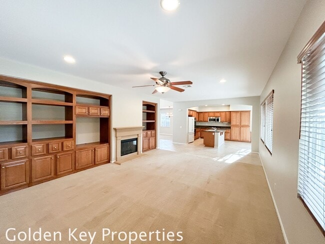 Building Photo - Beautiful Executive home located in the Ra...