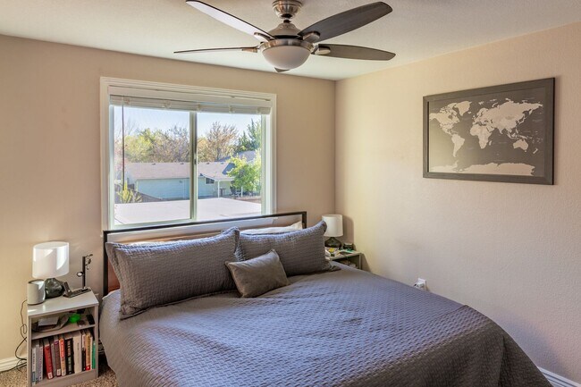 Building Photo - Updated Boise Ave. Townhome in great location!