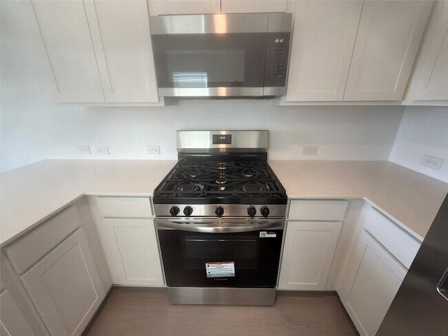 Building Photo - 930 Pertuso Ln