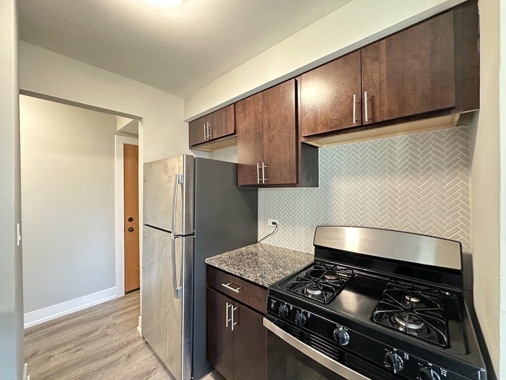Building Photo - 533 W Surf St