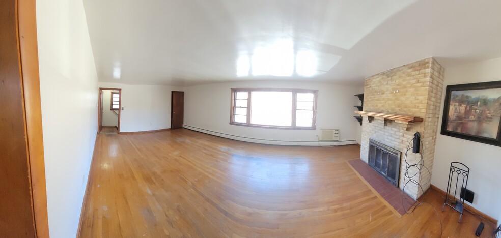 Living room - 2417 Ellerslie St