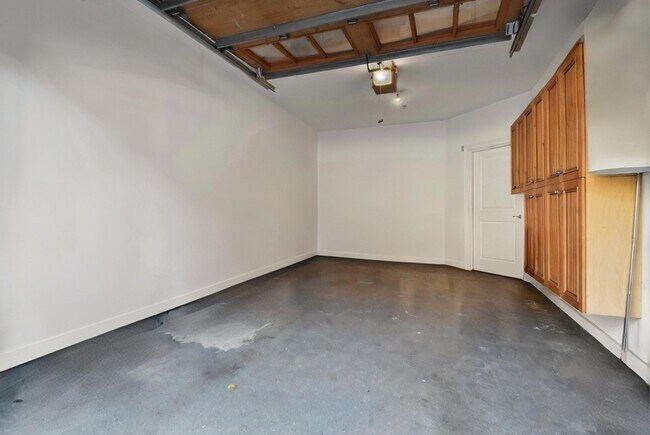 Building Photo - 3 Regency Pl