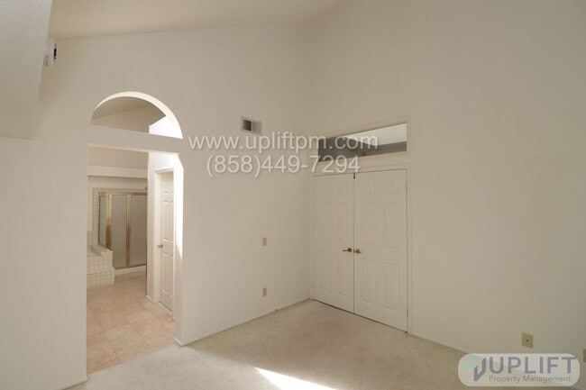 Building Photo - 3 Bed, 2 Bath Single Story Home